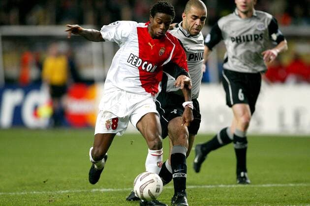 Mohamed Kallon (Monaco, li.) gegen Alex (Eindhoven) Fußball EC 1 Herren Champions League 2004 2005, AS Monaco - PSV Eindhoven 0:2, Achtelfinale Gruppe pan8481 Monte Carlo Dynamik,  
