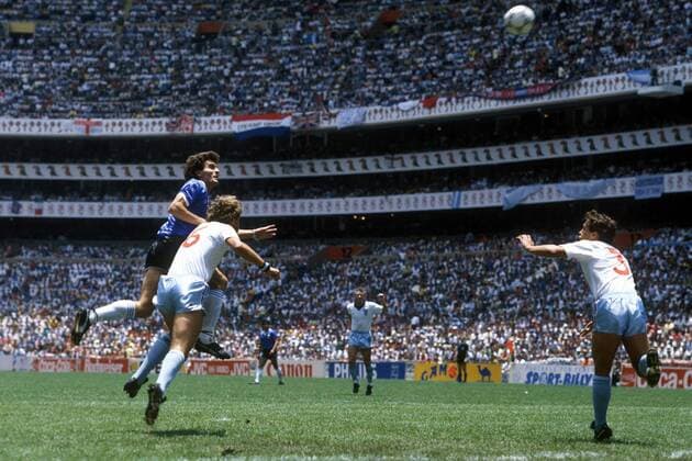 Oscar Ruggeri (li., Argentinien) gegen Terry Butcher (Mitte) und Kenny Sansom (beide England) Fußball WM Herren DEUTSCHSPRACHIGE SPORTZEITSCHRIFTEN UND -ZEITUNGEN NUR NACH RÜCKSPRACHE, Weltmeisterschaft 1986 Gruppe Mexico City Dynamik, Höhe,