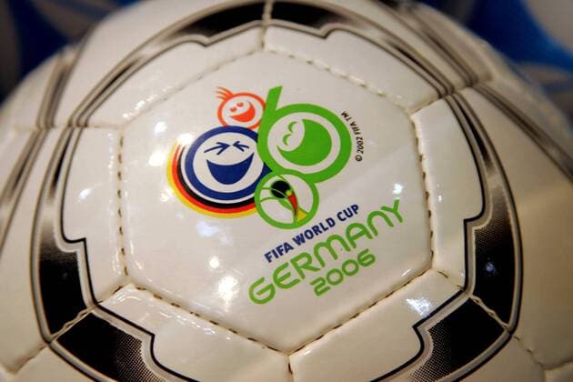 Offizielles Logo zur FIFA Weltmeisterschaft 2006 in Deutschland auf einem Fußball Fußball WM Herren Vorschau 2005, Weltmeisterschaft 2006 Einzelbild Düsseldorf