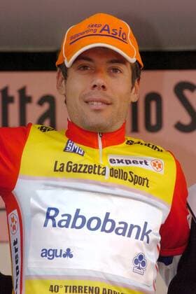 Oscar Freire (Spanien Rabobank) - Sieger der 2. Etappe Tirreno - Adriatico 2005, während der Siegerehrung im Trikot des Gesamtführenden -  Radsport Herren Tirreno - Adriatico 2005, Straßenradsport, Straße, Rad Einzelbild 2. Etappe Civitavecchia - Tivoli
