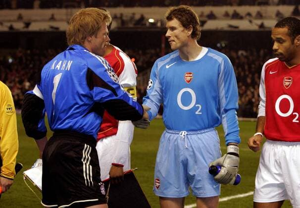 Torwart Oliver Kahn (Bayern, li.) und sein Kontrahent Jens Lehmann (Arsenal) würdigen sich bei der Begrüßung keines Blickes Fußball EC 1 Herren Champions League 2004 2005, Arsenal FC London - FC Bayern München 1:0, Vdig Gruppe London