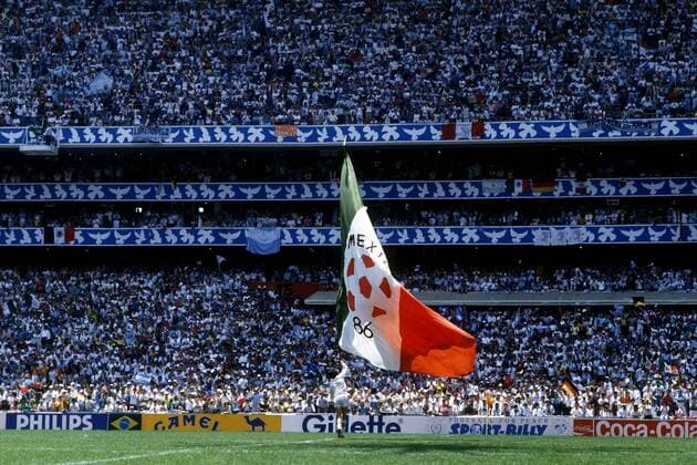Ein Fahnenträger läuft mit der mexikanischen Nationalfahne und dem WM Logo vor dem Finale auf das Spielfeld des Aztekenstadions Fußball WM Herren DEUTSCHSPRACHIGE SPORTZEITSCHRIFTEN UND -ZEITUNGEN NUR NACH RÜCKSPRACHE, Weltmeisterschaft 1986 Totale Estadio Azteca, mexicanischer, mexicanische Mexico City, mexicanisch