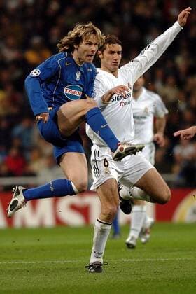 Pavel Nedved (Juventus, li.) gegen Ivan Helguera (Real Madrid) -  Fußball EC 1 Herren Champions League 2004 2005, Real Madrid CF - Juventus Turin 1:0, Juve, Achtelfinale Gruppe Madrid Dynamik,
