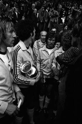 Europameister BR Deutschland, Franz Beckenbauer (2.v.li.) hält den Coupe Henri Delaunay fest in seinen Händen, v.li.: Günter Netzer, Bundestrainer Helmut Schön und Jupp Heynckes Fußball EM Herren Europameisterschaft 1972, Nationalmannschaft, Nationalteam, Nationaltrikot, Länderspiel, Finale Gruppe Brüssel