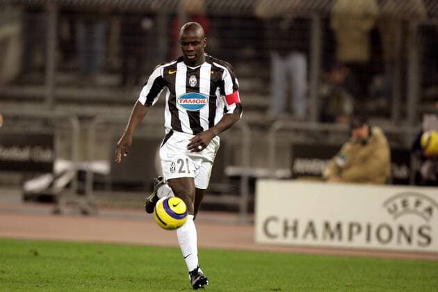 Lilian Thuram (Juventus) am Ball Fußball EC 1 Herren Champions League 2004 2005, Juventus Turin, Vdig, Juve, Einzelbild pan8478 Turin Dynamik  