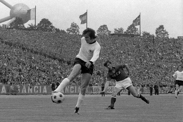Jupp Heynckes (li., BR Deutschland) zieht ab, dahinter Vladimir Kaplichnyi (Sowjetunion) Fußball EM Herren Europameisterschaft 1972, Nationalmannschaft, Nationalteam, Nationaltrikot, Länderspiel, Finale, SU Gruppe Brüssel Dynamik,