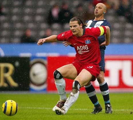 Daniel van Buyten (HSV, li.) gegen Giuseppe Reina (Hertha) Fußball 1. BL Herren Saison 2004 2005, Hertha BSC Berlin - Hamburger SV 4:1, Hamburg, Vdig Gruppe Berlin