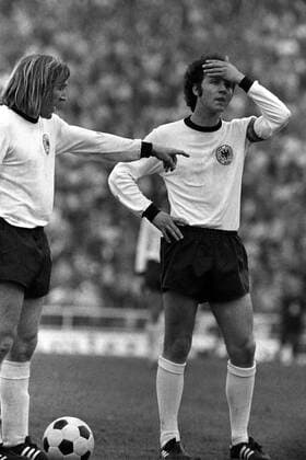 Günter Netzer (li.) und Franz Beckenbauer (beide BR Deutschland) stehen zum Freistoß bereit Fußball EM Herren Europameisterschaft 1972, Nationalmannschaft, Nationalteam, Nationaltrikot, Länderspiel, Finale Gruppe Brüssel
