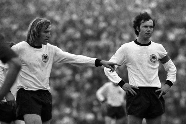 Günter Netzer (li.) und Franz Beckenbauer (beide BR Deutschland) stehen zum Freistoß bereit Fußball EM Herren Europameisterschaft 1972, Nationalmannschaft, Nationalteam, Nationaltrikot, Länderspiel, Finale Gruppe Brüssel