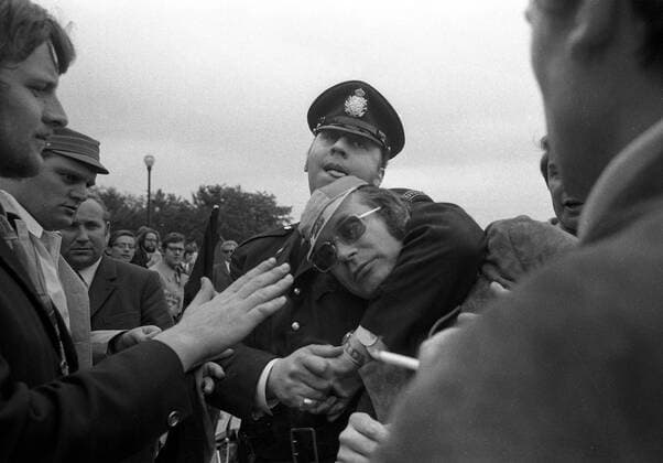 Ein resoluter belgischer Polizist nimmt einen deutschen Fan in den Schwitzkasten Fußball EM Herren Europameisterschaft 1972, Nationalmannschaft, Nationalteam, Nationaltrikot, Länderspiel, Finale Gruppe Brüssel, deutsche, deutscher, BR Deutschland, BRD