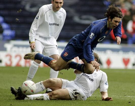 Robert Pires (Arsenal) fällt über Kevin Davies, dahinter Nicky Hunt (beide Bolton) - EDITORIAL USE ONLY. No use with unauthorised audio, video, data, fixture lists, club league logos or live services. Online in-match use limited to 120 images, no video emulation. No use in betting, games or single club league player publications. Fußball Herren FA Cup 2004 2005, Englischer Pokal, Pokalspiel, Bolton Wanderers - Arsenal FC London 0:1 Gruppe Bolton Dynamik,