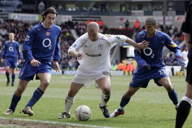 Stylianos Giannakopoulos (Bolton, Mitte) gegen Robert Pires (li.) und Gael Clichy (beide Arsenal) - EDITORIAL USE ONLY. No use with unauthorised audio, video, data, fixture lists, club league logos or live services. Online in-match use limited to 120 images, no video emulation. No use in betting, games or single club league player publications. Fußball Herren FA Cup 2004 2005, Englischer Pokal, Pokalspiel, Viertelfinale, English Premier League, 1. Englische Gruppe Bolton Dynamik,