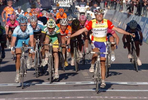 Oscar Freire Gomez (Spanien Rabobank, re.) jubelt auf der 4. Etappe der Tirreno Adriatico im Ziel vor Danilo Hondo (Deutschland Gerolsteiner, li.) und Fabrizio Guidi (Italien Phonak) -  Radsport Herren 40. Tirreno Adriatico 2005, Zwei Meere Rundfahrt, Pro Tour, ProTour, Straßenradsport, Straße, Rad, Totale 4. Etappe Teramo - Servigliano Freude,