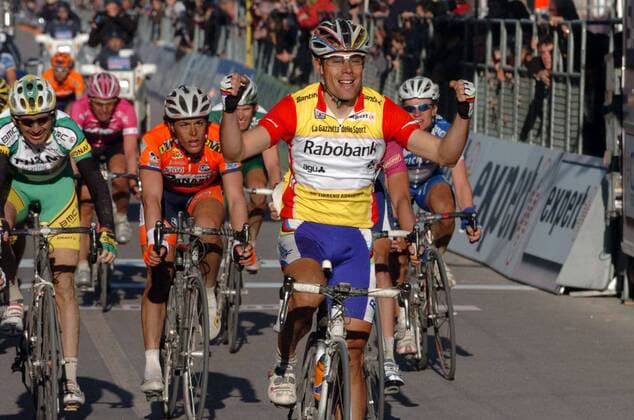 Etappensieger Oscar Freire Gomez (Spanien Rabobank) jubelt im Ziel -  Radsport Herren 40. Tirreno Adriatico 2005, Zwei Meere Rundfahrt, Pro Tour, ProTour, Straßenradsport, Straße, Rad, Gruppe 4. Etappe Teramo - Servigliano Freude,