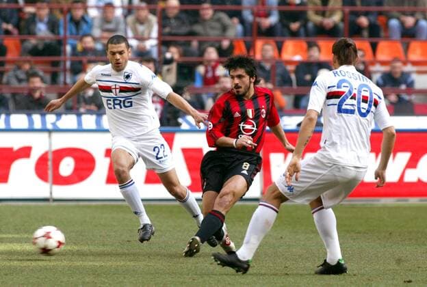 Ivan Gennaro Gattuso (Mitte, Milan) setzt sich am Ball gegen Max Tonetto (li.) und Fausto Rossini (beide Sampdoria Genua) durch Fußball Herren Serie A 2004 2005, 1. Italienische Liga, AC Mailand - Sampdoria Genua 1:0 Gruppe Mailand Dynamik,