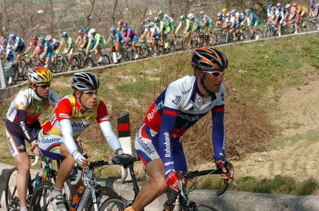 V.re.: Alexander Kolobnev (Rußland) leistet die Führungsarbeit für seinen Kapitän Oscar Freire Gomez (beide Rabobank), dahinter Joan Horrach Rippoll (beide Spanien Illes Balears) -  Radsport Herren 40. Tirreno Adriatico 2005, Straßenradsport, Straße, Rad, Vdig Gruppe 6. Etappe: Civitanova Marche - Civitanova Marche