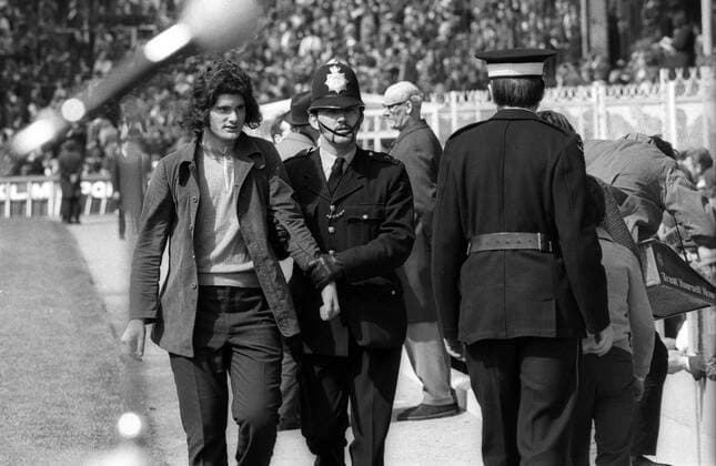 Anfänge des englischen Hooliganismus - ein englischer Rowdy wird von einem Bobby abgeführt Fußball Herren First Division 1971 1972, 1. Englische Liga, Arsenal FC London - West Ham United 2:1 Gruppe Highbury London