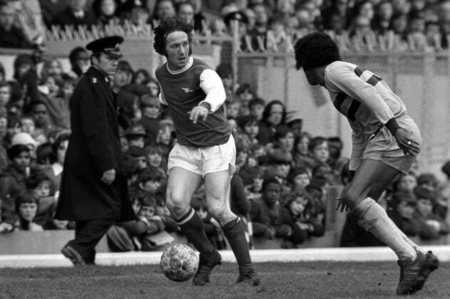 John Radford (Arsenal, li.) am Ball Fußball Herren First Division 1971 1972, 1. Englische Liga, Arsenal FC London - West Ham United 2:1 Gruppe London Dynamik,