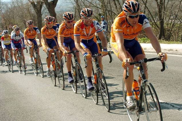Das Team Rabobank, v. re.: Michael Boogerd, Maarten de Bakker, Gerben Löwik (alle Niederlande), Alexander Kolobnew (Rußland) und Pedro Horrillo Munoz (Spanien), führt das Feld an -  Radsport Herren 40. Tirreno Adriatico 2005, Straßenradsport, Zwei Meere Rundfahrt, Straße, Rad Gruppe 6. Etappe: Civitanova Marche - Civitanova Marche