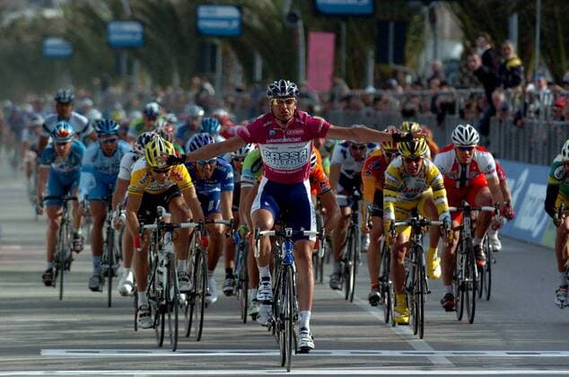 Alessandro Petacchi (Italien Fassa Bortolo) jubelt im Ziel -  Radsport Herren 40. Tirreno Adriatico 2005, Straßenradsport, Zwei Meere Rundfahrt, Straße, Rad Totale 6. Etappe: Civitanova Marche - Civitanova Marche Freude,