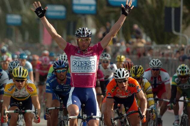 Alessandro Petacchi (Italien Fassa Bortolo) jubelt im Ziel -  Radsport Herren 40. Tirreno Adriatico 2005, Straßenradsport, Zwei Meere Rundfahrt, Straße, Rad Gruppe 6. Etappe: Civitanova Marche - Civitanova Marche Freude,