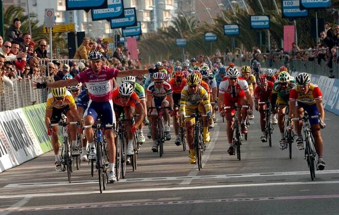 Alessandro Petacchi (Italien Fassa Bortolo, 2. v. li.) jubelt im Ziel -  Radsport Herren 40. Tirreno Adriatico 2005, Straßenradsport, Zwei Meere Rundfahrt, Straße, Rad Totale 6. Etappe: Civitanova Marche - Civitanova Marche Freude, Spannung
