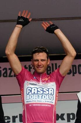 Alessandro Petacchi (Italien Fassa Bortolo) jubelt während der Siegerehrung -  Radsport Herren 40. Tirreno Adriatico 2005, Straßenradsport, Zwei Meere Rundfahrt, Straße, Rad Einzelbild 6. Etappe: Civitanova Marche - Civitanova Marche Freude,