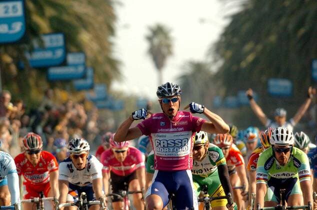 Alessandro Petacchi (Italien Fassa Bortolo) gewinnt die 7. Etappe der Tirreno Adriatico 2005 -  Radsport Herren Tirreno Adriatico 2005, Zwei Meere Rundfahrt, Straßenradsport, Straße, Rad Gruppe 7. Etappe: San Benedetto - San Benedetto Freude,