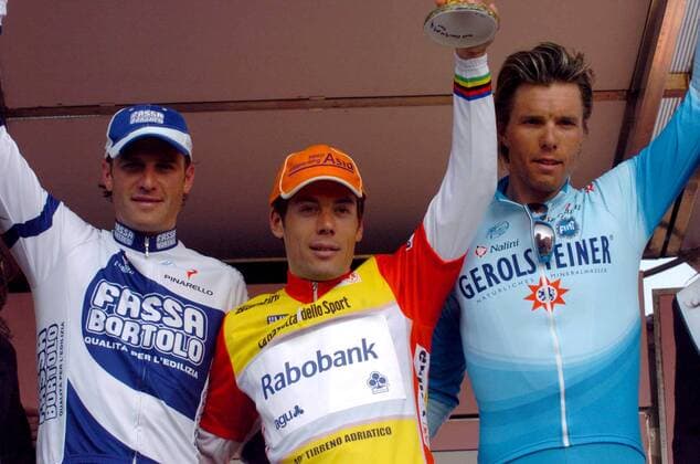 Siegerehrung Tirreno Adriatico 2005, v. li.: Etappensieger Alessandro Petacchi (Italien Fassa Bortolo), Gesamtsieger Oscar Freire Gomez (Spanien Rabobank) und Danilo Hondo (Deutschland Gerolsteiner) -  Radsport Herren Tirreno Adriatico 2005, Zwei Meere Rundfahrt, Straßenradsport, Straße, Rad Gruppe 7. Etappe: San Benedetto - San Benedetto Freude,