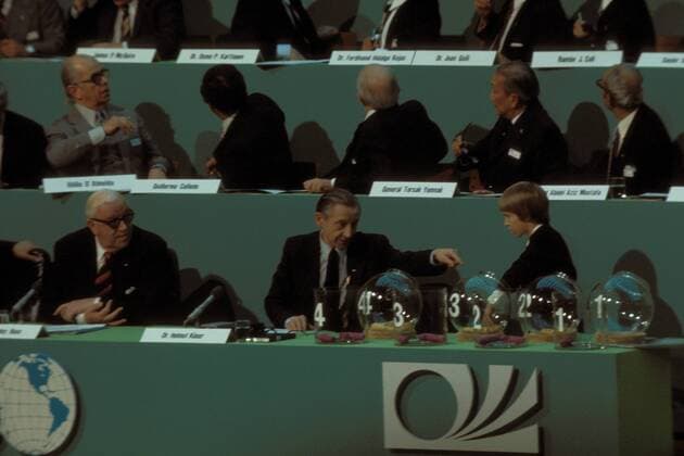 FIFA Generalsekretär Dr. Helmut Käser (vorn, Mitte, Schweiz) wird während der Gruppenauslosung von FIFA Präsident Sir Stanley Rous (li., England) beobachtet Fußball WM Herren Weltmeisterschaft 1974, Auslosung, auslosen, Gruppe Frankfurt M.
