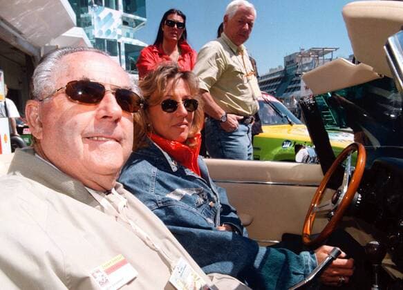 F1-Legende Jack Brabham (Australien, li.) dreht anlässlich des 70. Jubiläums des Nürburgrings an der Seite von Daniela Furchheim (Deutschland) in einem Jaguar eine Runde um den legendären Kurs Motorsport Herren Streckenjubiläum 1997, Jubiläum, Jahrestag, siebzig, siebzigster, 70 Jahre Gruppe Nürburgring Nürburg