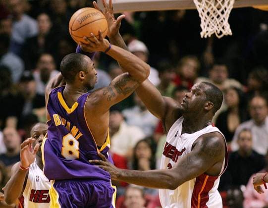 Kobe Bryant (Los Angeles Lakers, li.) - gegen Shaquille O Neal (Miami Heat) Basketball Herren NBA 2004 2005, Miami Heat - Los Angeles Lakers 102:89, L. A. LA Gruppe Miami Dynamik,