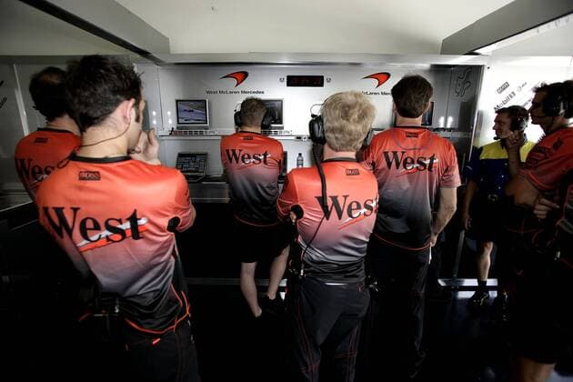 Die Crew von McLaren Mercedes verfolgt aufmerksam das freie Training Motorsport Grand Prix Herren Großer Preis von Malaysia 2005, Formel 1 Weltmeisterschaft, F1, F, GP, WM, Freies Training Gruppe Sepang Kuala Lumpur