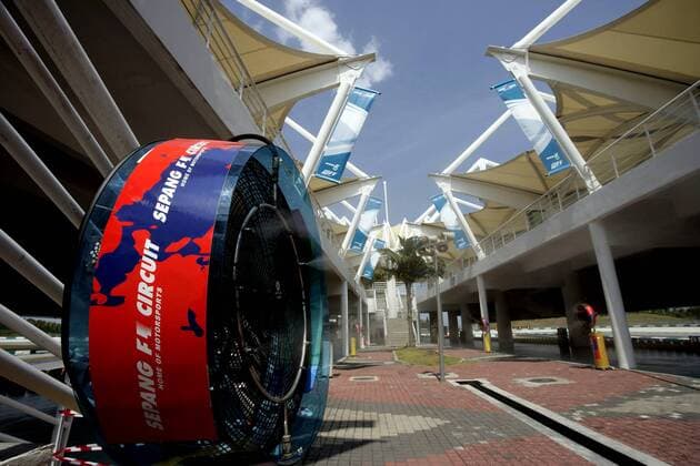 Zur Kühlung der zahlenden Gäste sind im Fahrerlager Ventilatoren aufgestellt, die mit der Zugabe von in den Luftzug eingespritztem Wasser zu wahren Quellen der Frische im heißen Malaysia werden Motorsport Grand Prix Herren Großer Preis von Malaysia 2005, Formel 1 Weltmeisterschaft, F1, F, GP, WM Totale Sepang Kuala Lumpur
