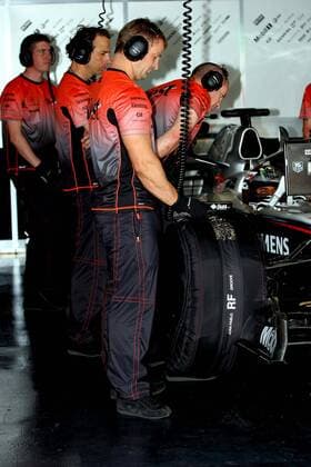Mechaniker kümmern sich um den Boliden von Juan Pablo Montoya (Kolumbien McLaren Mercedes) Motorsport Grand Prix Herren Großer Preis von Malaysia 2005, Formel 1 Weltmeisterschaft, F1, F, GP, WM, Qualifying Gruppe Sepang Kuala Lumpur