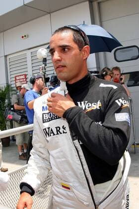 Juan Pablo Montoya (Kolumbien McLaren Mercedes) entledigt sich seines Overalls Motorsport Grand Prix Herren Großer Preis von Malaysia 2005, Formel 1 Weltmeisterschaft, F1, F, GP, WM, Qualifying Einzelbild Sepang Kuala Lumpur