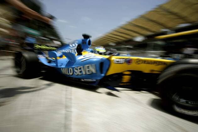 Giancarlo Fisichella (Italien Renault) fährt in seinem Boliden auf die Strecke Motorsport Grand Prix Herren Großer Preis von Malaysia 2005, Formel 1 Weltmeisterschaft, F1, F, GP, WM, Qualifying Einzelbild Sepang Kuala Lumpur