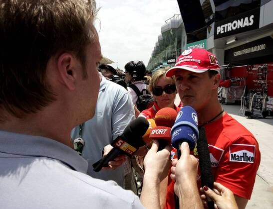 Michael Schumacher (Deutschland Ferrari) ist trotz oder gerade wegen seines mäßigen Abschneidens ein gefragter Interviewpartner Motorsport Grand Prix Herren Großer Preis von Malaysia 2005, Formel 1 Weltmeisterschaft, F1, F, GP, WM, Qualifying Gruppe Sepang Kuala Lumpur