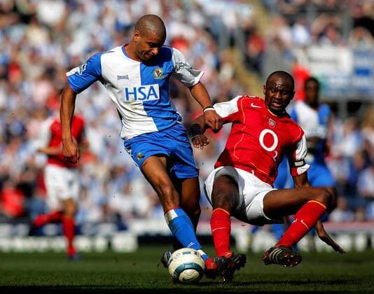 Steven Reid (Blackburn, li.) gegen Patrick Vieira (Arsenal) -  Fußball Herren English Premier League 2004 2005, 1. Englische Liga, Blackburn Rovers - Arsenal FC London 0:1, Vdig Gruppe Blackburn Dynamik,