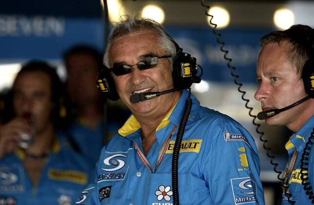 Teamchef Flavio Briatore (Italien Renault) hat gut lachen Motorsport Grand Prix Herren Großer Preis von Malaysia 2005, Formel 1 Weltmeisterschaft, F1, F, GP, WM, Qualifying Gruppe Sepang Kuala Lumpur Freude