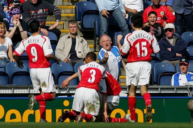 Torjubel Arsenal, v.li.: Jose Antonio Reyes, Ashley Cole und Cesc Fabregas - das passt einen Blackburn Fan gar nicht -  Fußball Herren English Premier League 2004 2005, 1. Englische Liga, Blackburn Rovers - Arsenal FC London 0:1, Vdig Totale Blackburn Freude,
