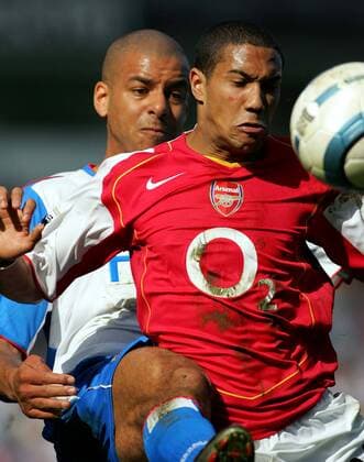 Steven Reid (Blackburn, li.) gegen Gael Clichy (Arsenal) -  Fußball Herren English Premier League 2004 2005, 1. Englische Liga, Blackburn Rovers - Arsenal FC London 0:1, Vdig Gruppe Blackburn Dynamik,