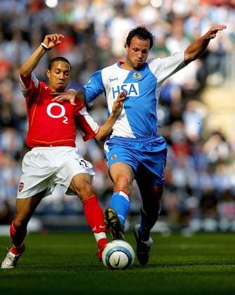 Gael Clichy (Arsenal, li.) gegen Lucas Neill (Blackburn) -  Fußball Herren English Premier League 2004 2005, 1. Englische Liga, Blackburn Rovers - Arsenal FC London 0:1, Vdig Gruppe Blackburn Dynamik,