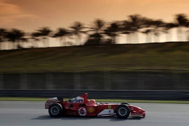 Michael Schumacher (Deutschland Ferrari) in seinem Boliden vor der Palmenlandschaft von Malaysia Motorsport Grand Prix Herren Großer Preis von Malaysia 2005, Formel 1 Weltmeisterschaft, F1, F, GP, WM, Qualifying Einzelbild Sepang Kuala Lumpur