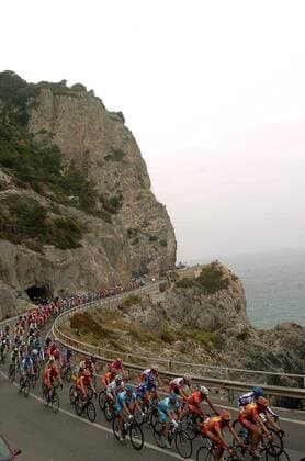 Das Teilnehmerfeld des 96. Mailand - San Remo an der Mittelmeerküste -  Radsport Herren 96. Mailand - San Remo 2005, Straßenradsport, Straße, Rad Totale
