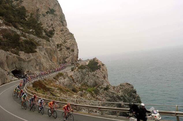 Das Teilnehmerfeld des 96. Mailand - San Remo an der Mittelmeerküste -  Radsport Herren 96. Mailand - San Remo 2005, Straßenradsport, Straße, Rad Totale