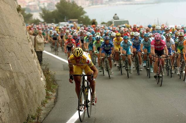 Andrea Tafi (Italien Saunier Duval Prodir, vorn) startet beim 96. Mailand - San Remo einen Ausreißversuch -  Radsport Herren 96. Mailand - San Remo 2005, Straßenradsport, Straße, Rad Totale
