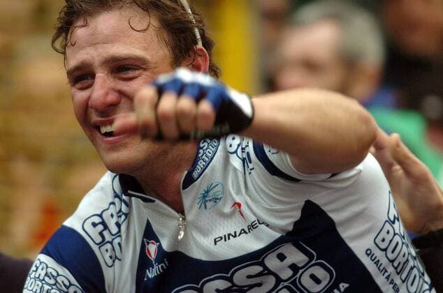 Alessandro Petacchi (Italien Fassa Bortolo) jubelt über seinen Sieg beim 96. Mailand - San Remo -  Radsport Herren 96. Mailand - San Remo 2005, Straßenradsport, Straße, Rad Einzelbild Glück, Freude, Begeisterung,
