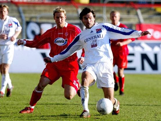 Matthias Lust (Haching, re.) gegen Lars Jungnickel (Cottbus) Fußball 2. BL Herren Saison 2004 2005, FC Energie Cottbus - SpVgg Unterhaching 0:0 Gruppe Cottbus Dynamik,
