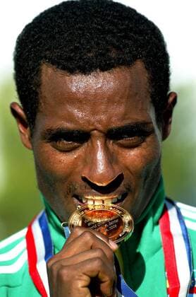 Weltmeister Kenenisa Bekele (Äthiopien) beißt in seine Goldmedaille Leichtathletik WM Herren Cross Country Weltmeisterschaft 2005, Lauf, Crosslauf, Crosscountry, Porträt pan8674, Querfeldein Saint Etienne Saint Galmier, St.  